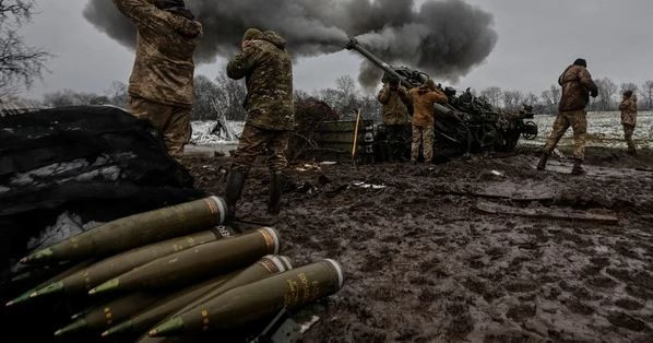 Tình trạng thiếu đạn nghiêm trọng này thậm chí đã được NATO thừa nhận. Trước đó, Bộ trưởng Quốc phòng Đức tuyên bố, toàn bộ Liên minh châu Âu không thể đáp ứng nhu cầu 1 triệu viên đạn pháo mỗi năm của quân đội Ukraine.