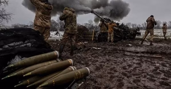 Tình trạng thiếu đạn nghiêm trọng này thậm chí đã được NATO thừa nhận. Trước đó, Bộ trưởng Quốc phòng Đức tuyên bố, toàn bộ Liên minh châu Âu không thể đáp ứng nhu cầu 1 triệu viên đạn pháo mỗi năm của quân đội Ukraine.