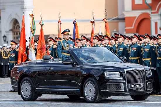 Đại tướng Salyukov trên xe chỉ huy trong Lễ duyệt binh kỷ niệm ngày Chiến thắng 9/5/2022. Ảnh Sputnik Lễ duyệt binh ở Quảng trường Đỏ năm nay, Bộ Quốc phòng Nga dự kiến ban đầu cử 11.000 binh sĩ, 131 bộ vũ khí và thiết bị quân sự hiện đại, 77 máy bay và trực thăng (số lượng máy bay trùng với lễ kỷ niệm 77 năm chiến thắng của Chiến tranh chống phát xít). Trước cuộc duyệt binh, Thư ký báo chí của Tổng thống Nga Dmitry Peskov cho biết, phần trên không của cuộc duyệt binh đã bị hủy bỏ do thời tiết. Tuy nhiên, tình huống bất ngờ không làm giảm sự hào hứng của mọi người, đối với lễ duyệt binh. Trong cuộc duyệt binh năm nay, vào thời điểm quan trọng trong cuộc xung đột giữa Nga và Ukraine, với nhiều yếu tố đan xen; nên càng thu hút sự chú ý của dư luận quốc tế, so với những năm trước. Ngôi sao trong Học viện Quân sự Lễ duyệt binh trên Quảng trường Đỏ là "cuộc trình diễn thường niên" của Quân đội Nga. Trong suốt sự kiện, Tổng tư lệnh cuộc duyệt binh của Quân đội Nga, tướng Salyukov luôn có một vẻ mặt “nghiêm túc”. Không phải vì tướng Salyukov quá căng thẳng, mà vì tính cách của ông.