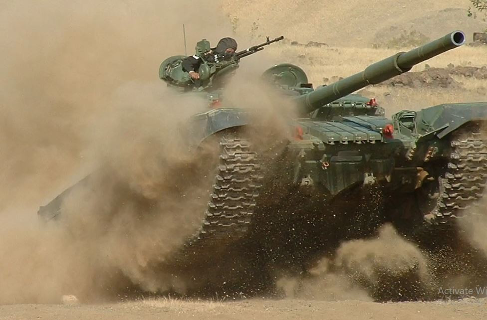 Tính cơ động: T-72 được trang bị động cơ mạnh mẽ, mang lại khả năng cơ động cao trên chiến trường. Nó có thể nhanh chóng vượt qua nhiều địa hình khác nhau và đổi hướng nhanh chóng. Ngoài ra, T-72 còn được trang bị hệ thống treo thủy lực, cho phép nó thích ứng với các điều kiện địa hình khác nhau.