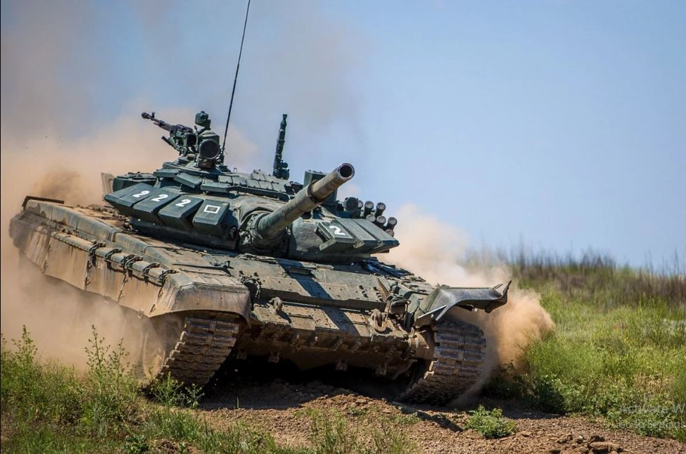 Về vũ khí phụ được trang bị cho xe là súng máy PKTM 7,62 mm được gắn đồng trục bên phải pháo chính và một súng máy NSV 12,7 mm được gắn trên nóc xe. Ngoài ra còn 8 ống phóng đạn khói bố trí ở hai bên thành xe (mỗi bên 4 ống), nhằm đánh lừa tên lửa dẫn đường bằng laser và hồng ngoại đang bắn tới.