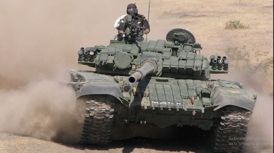 Dễ bảo trì và sửa chữa: Thiết kế của T-72 tập trung vào việc dễ sản xuất và sửa chữa, khiến nó có độ tin cậy cao và có thể sửa chữa ngay trên chiến trường. Điều này rất quan trọng để duy trì hiệu quả chiến đấu và khả năng nhanh chóng quay trở lại hoạt động. 