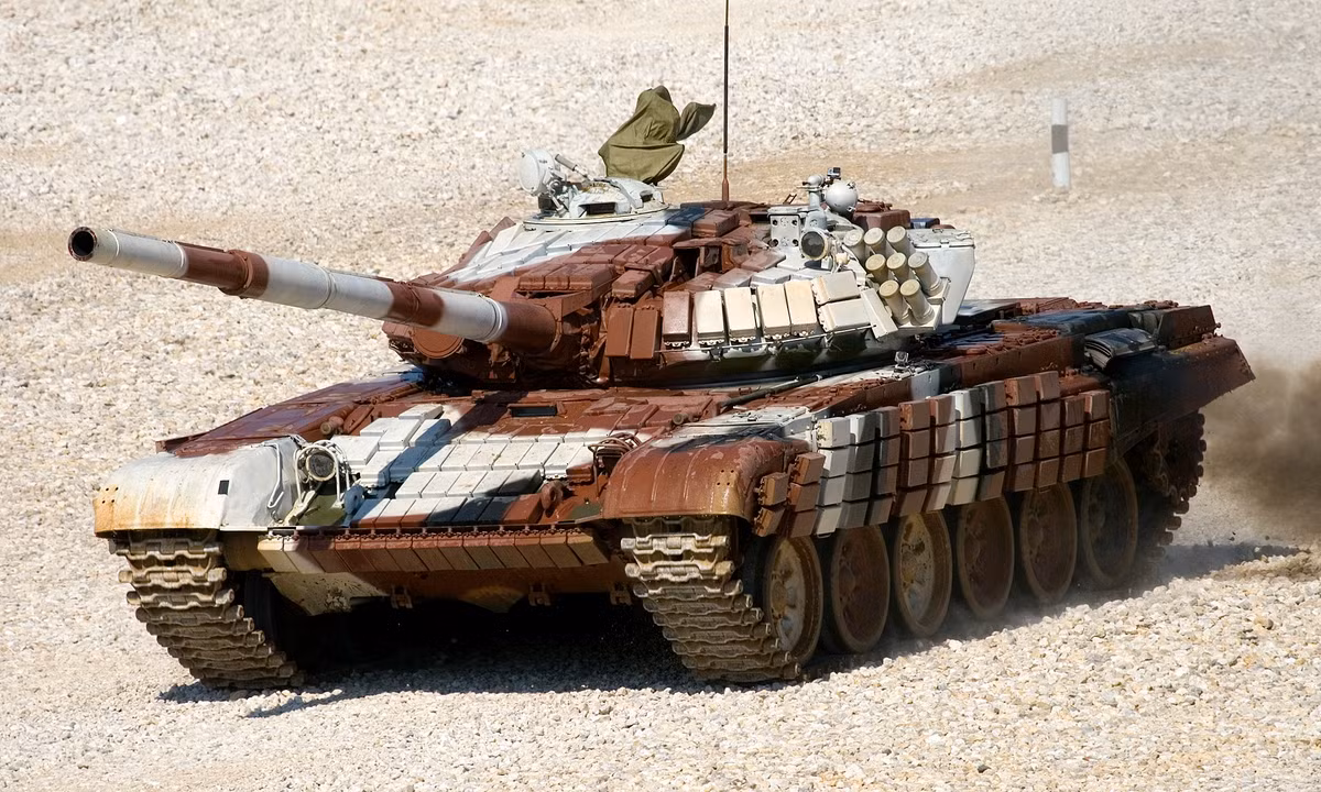 Lớp giáp phía trước của xe tăng T-72 có khả năng chống lại hầu hết loại đạn pháo chống tăng và tên lửa chống tăng thông thường. Vỏ giáp xe bao gồm lớp giáp composite, lớp giáp phản ứng nổ (ERA) và hệ thống chữa cháy tự động, mang lại khả năng sống sót cao.