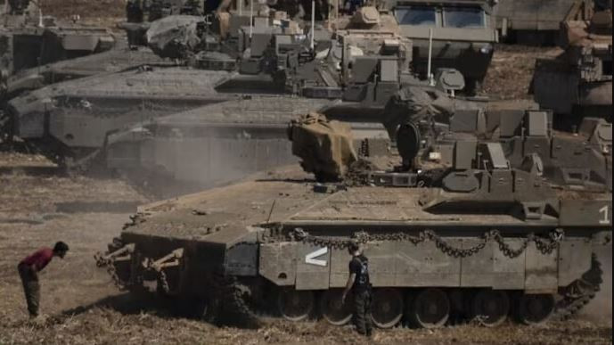 Hiện vẫn chưa rõ đơn vị thiết giáp này của Israel đã đi đâu, nhưng với hàng trăm quả rocket do Hezbollah bắn vào khu vực này của Israel trong 3 ngày đầu, nếu quân Israel tiến hành chiến dịch trên bộ vào lãnh thổ Lebanon, như vậy sẽ không an toàn cho lực lượng thiết giáp Israel, nếu ở cùng một địa điểm trong thời gian dài. (Nguồn ảnh: Al Jazeera, The Times of Israel, Reuters).