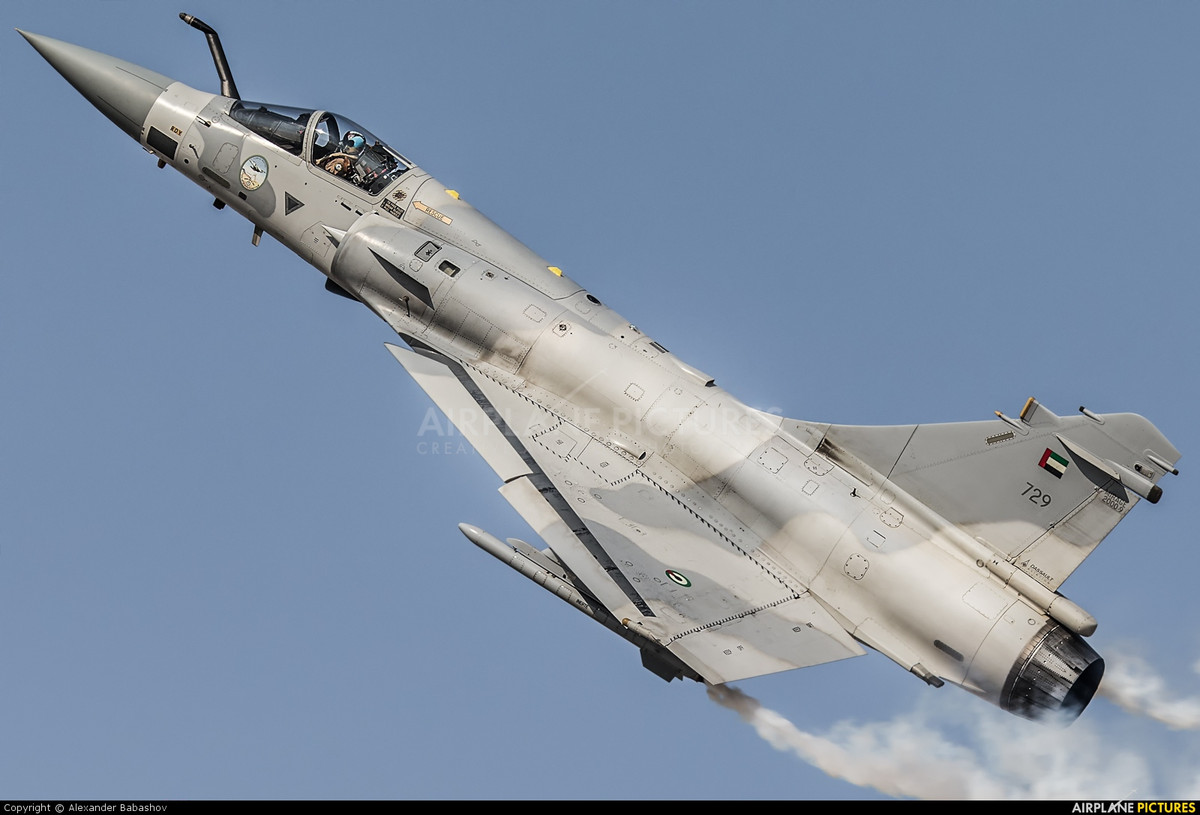 Trong một quyết định mang tính lịch sử, UAE quyết định mua Rafale để thay thế các máy bay chiến đấu Mirage đã cũ của mình; tuy nhiên nước này vẫn hy vọng cuối cùng sẽ thay thế F-16 bằng F-35.