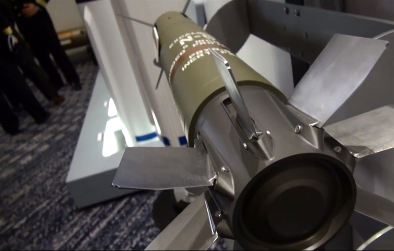 Nếu M-777 sử dụng đạn pháo dẫn đường M982 Excalibur mạnh nhất, độ chính xác bắn trúng có thể đạt tới 10 mét, nhưng loại đạn pháo dẫn đường bằng vệ tinh Excalibur này, có giá hàng chục nghìn USD mỗi viên.