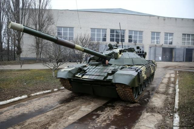 So với xe tăng chiến đấu chủ lực T-64BV thường được sử dụng đại trà trong Quân đội Ukraine, thì xe tăng chiến đấu chủ lực T-72AMT cao cấp hơn và rõ ràng vũ khí này, chỉ được trang bị cho lực lượng tinh nhuệ của Quân đội Ukraine.