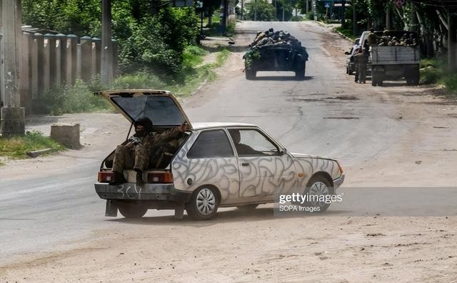 Ngoài ra, Quân đội Ukraine đang mắc kẹt ở Lisichansk, hiện có rất ít phương tiện cơ động, thậm chí họ phải dùng xe dân sự bị bỏ rơi, để chở binh lính; hầu như không thực hiện được "cơ giới hóa".