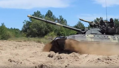 Lần này, những chiếc T-72AMT xuất hiện tại Lisichansk, hiển nhiên Quân đội Ukraine cũng đã tập hợp được một số lượng lớn tinh binh tại đây, hy vọng có thể ngăn chặn bước tiến của Quân đội Nga.