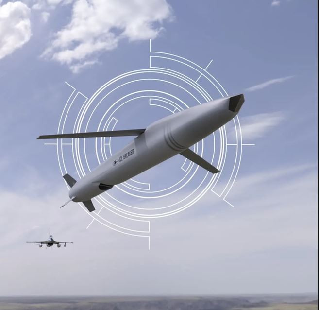 Nhưng do nhiều tên lửa tiên tiến hiện đại cũng sử dụng tín hiệu GPS để dẫn đường tấn công các mục tiêu dự định của chúng, nên việc giả mạo tín hiệu GPS cũng có thể giúp ngăn chặn các cuộc tấn công này; đó thực sự là hoạt động gây nhiễu đánh lừa tên lửa.