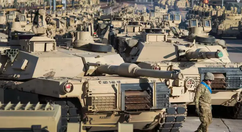 Đầu tiên là huấn luyện lý thuyết và bài tập thực hành, các khóa học lý thuyết trên lớp bao gồm nhiều đề mục khác nhau, bao gồm các khía cạnh kỹ thuật của xe tăng như hệ thống động cơ, hệ thống truyền động, hệ thống vũ khí, hệ thống liên lạc... Các học viên cũng học chiến thuật sử dụng xe tăng trong chiến đấu, chính trị tư tưởng…