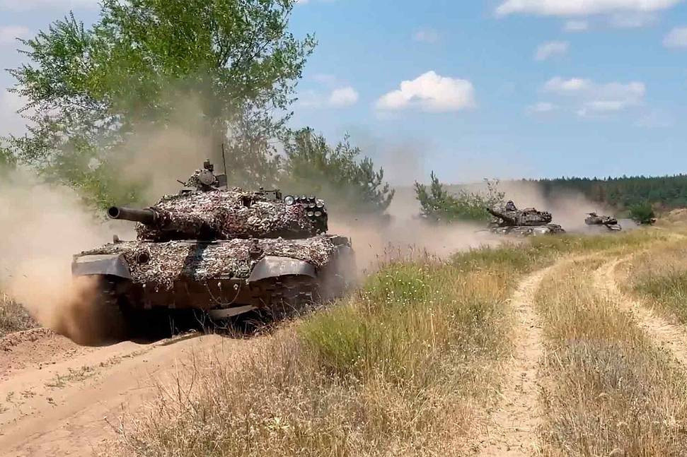 Sau khi huấn luyện trên thiết bị mô phỏng, học viên sẽ di chuyển lên xe tăng thực tế để thực hành lái xe và bắn pháo tại các thao trường bắn.