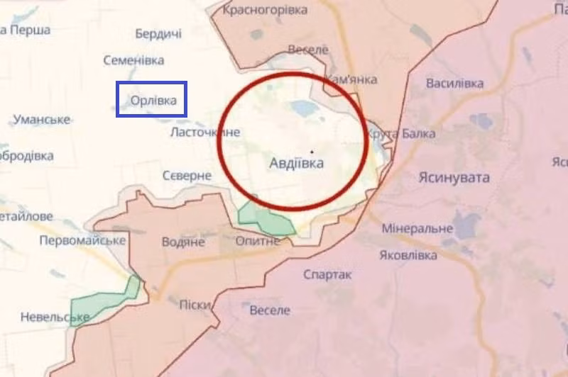Trong khi đó, quân Ukraine đang khẩn trương củng cố các vị trí của họ ở làng Orlovka (khoanh màu xanh), nơi được ví là “yết hầu” ở cửa ngõ phía Tây của Avdeevka. Chỉ huy Quân đội Ukraine đang nhanh chóng chuyển vũ khí sang hướng này và tăng cường quân số từ các đơn vị của Bộ Tình trạng khẩn cấp và cảnh sát.
