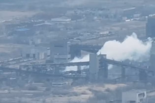 Trong hơn 8 năm dưới sự kiểm soát của quân đội Ukraine, họ đã xây dựng một hệ thống phòng thủ vững chắc và phức tạp, dựa trên các nhà máy công nghiệp tại đây. Sau khi chiến dịch tấn công Avadivka bắt đầu (ngày 10/10), Quân đội Ukraine đã đưa một lượng lớn dự trữ chiến lược vào Khu công nghiệp.