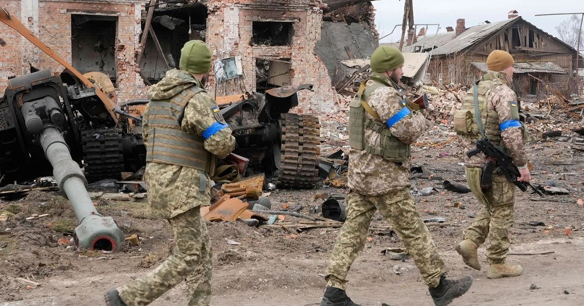 Để tăng cường bảo vệ Khu công nghiệp ở ngoại ô phía nam Avadivka, đồng thời bảo toàn số quân còn lại của Lữ đoàn 53, quân đội Ukraine đã buộc phải bỏ tuyến phòng ngự phía đông và tập trung củng cố tuyến phòng ngự phía tây. Số tàn quân của Lữ đoàn 53 tiếp tục bảo vệ Khu công nghiệp.