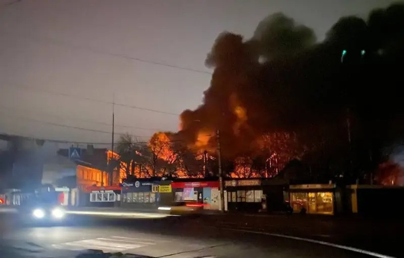 Khu vực giáp chiến tuyến và sâu phía sau của Ukraine đã không còn an toàn, khi Nga đưa vào sử dụng loại bom lượn có điều khiển Grom-E1/2. Bom lượn dẫn đường Grom-E1/2, được thiết kế để tấn công các mục tiêu cố định có tọa độ đã biết trước trên mặt đất, như hầm trú ẩn, đường băng, cầu cống, các điểm tập trung quân, kho hậu cần, trận địa pháo binh… 