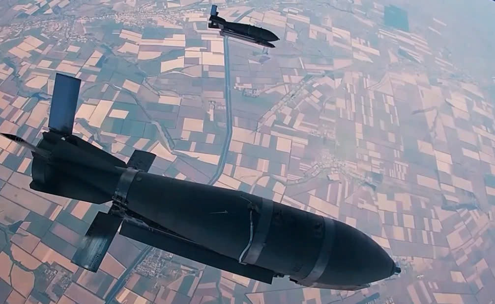 Bom FAB là loại bom thường, không có điều khiển, sử dụng theo kiểu thả rơi tự do từ máy bay chiến đấu và máy bay ném bom. Nhờ có sự cải tiến khi trang bị thêm mô-đun cánh lượn UMPK, biến bom thường FAB, thành bom có điều khiển. 