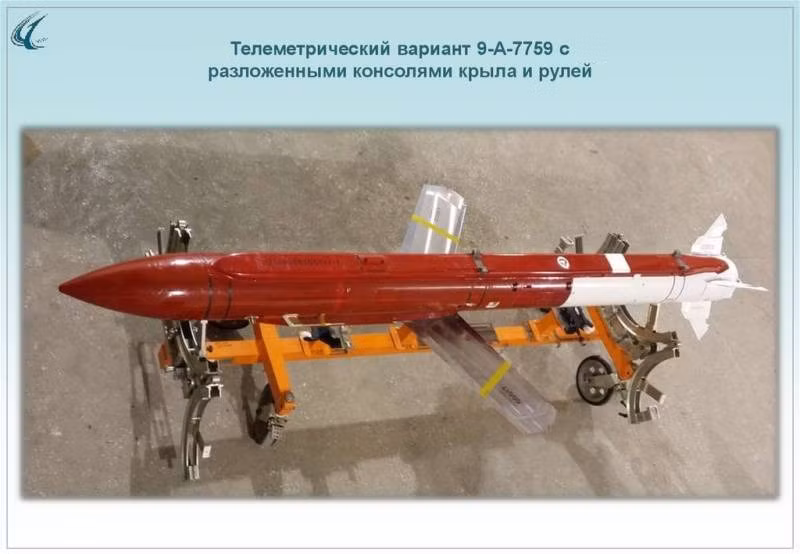 Thông tin về các tính năng thiết kế và đặc tính hiệu suất của bom Grom-E1/2 do nhà sản xuất công bố. Cả hai phiên bản đều được chế tạo theo thiết kế khí động học tiêu chuẩn, có thân hình trụ với cánh gấp xuôi về sau và mũi hình nhọn như đầu đạn pháo. Các giải pháp kỹ thuật như vậy, đảm bảo sự tích hợp của bom với các loại máy bay chiến đấu, cả ở mấu treo bên ngoài và bên trong khoang bom. 