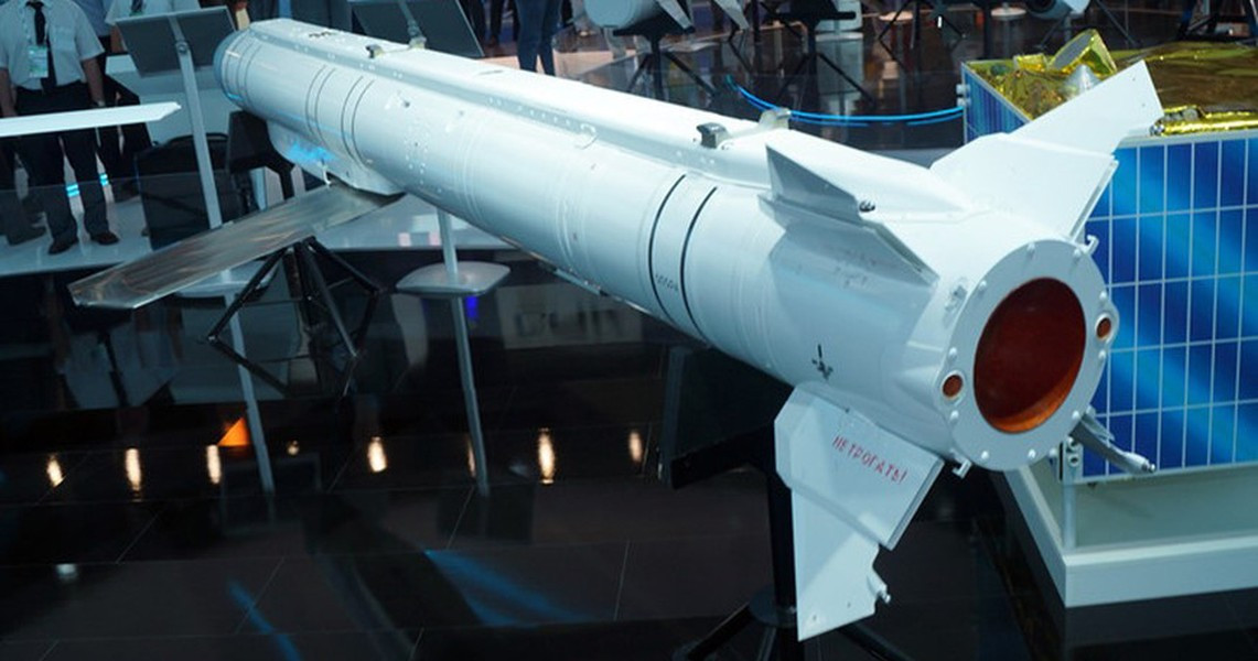 Vậy loại bom Grom có gì mà khiến phương Tây phải “giật mình”? TASS, trích dẫn thông tin từ Công ty Cổ phần Vũ khí Tên lửa Chiến thuật, cho biết về một số đặc điểm kỹ, chiến thuật của bom Grom. Đây là loại bom được Nga thiết kế, để sử dụng trên hầu hết các dòng máy bay chiến đấu của họ, bao gồm cả máy bay chiến đấu đa năng thế hệ thứ năm Su-57. Hiện có hai phiên bản là Grom-E1 và Grom-E2.