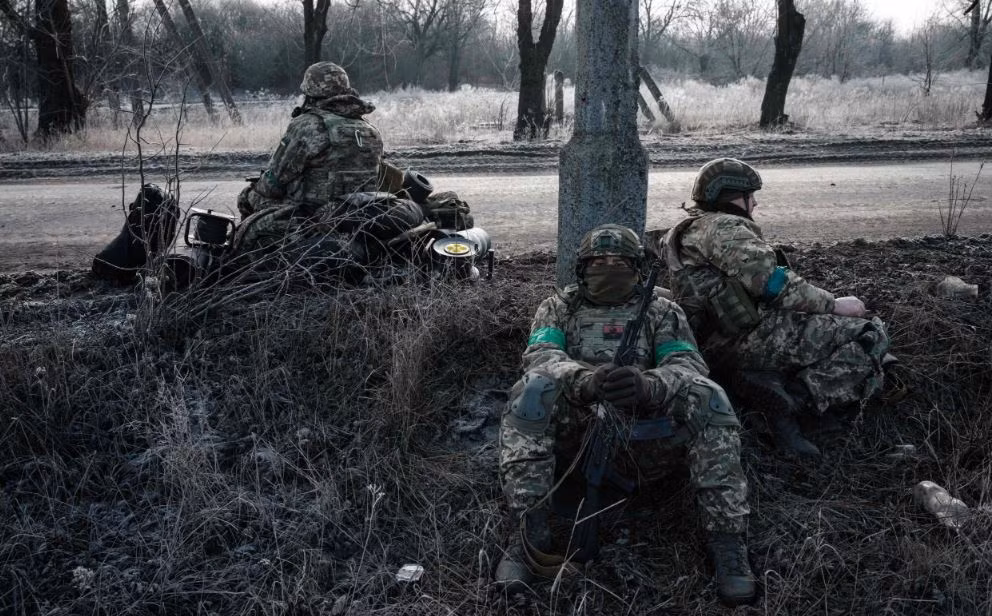 Thông tin của một sĩ quan Quân đội Ukraine tên là P. Gorbatenko, tiểu đoàn trưởng của một trong những tiểu đoàn thuộc Lữ đoàn xung kích số 3, hoạt động gần Bakhmut, cho biết tình hình trong thành phố và các vùng lân cận bi đát đến mức, Ukraine đơn giản là không có đủ quân số để chống lại các cuộc tấn công bất tận vào các vị trí.