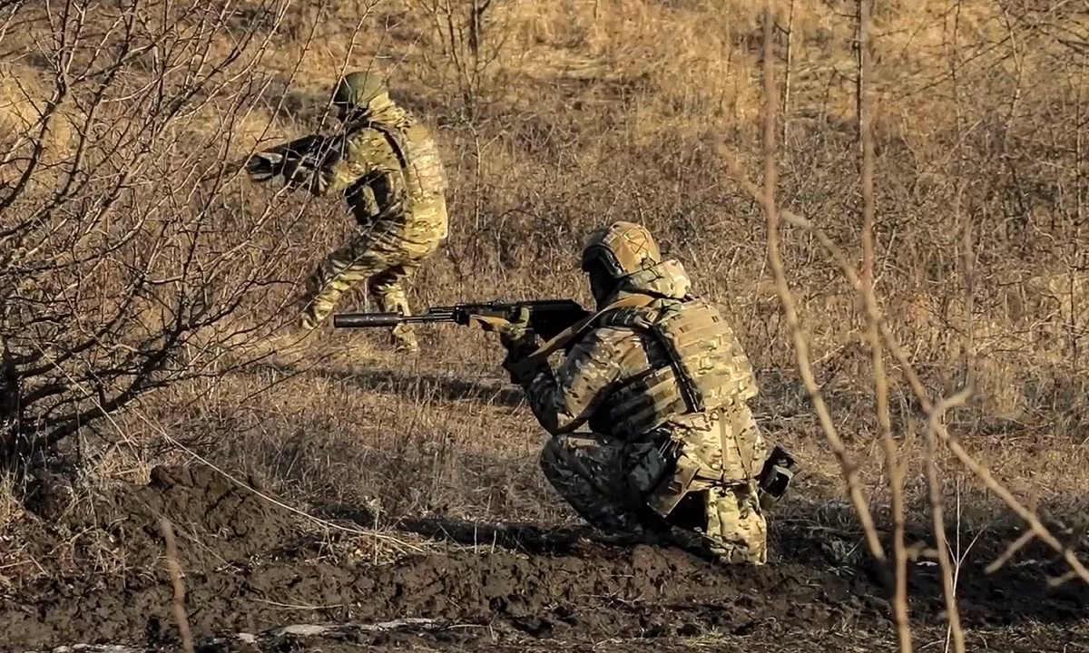 Cùng lúc đó, hoạt động tiến công của các đơn vị Cụm Vostok dọc theo bờ sông Volchya, giữa hai ngôi làng Alekseyevka và Bogatyr cũng được ghi nhận. Đặc biệt là những trận đánh ác liệt đang diễn ra ở Bogatyr, nơi đây đã được AFU xây dựng thành một khu vực phòng thủ kiên cố rộng lớn.