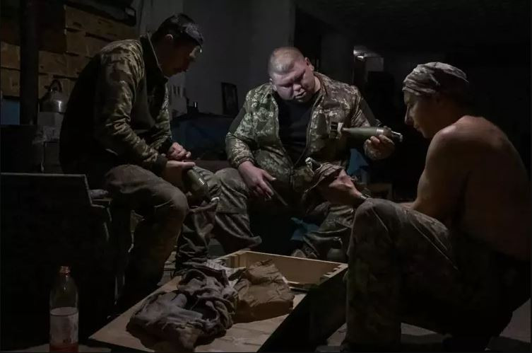 Trong những ngày gần đây, mặc dù bị pháo kích liên tục, nhưng do Quân Nga không sử dụng bộ binh tấn công, nên Quân đội Ukraine đã giảm cường độ chuyển quân sang bờ nam và sử dụng chiến thuật “Marinka”; đó là phần lớn thời gian binh lính ẩn náu trong tầng hầm của những ngôi nhà bị phá hủy.