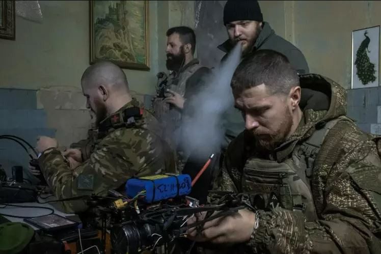 Các binh sĩ lực lượng Thủy quân lục chiến Ukraine nói với phóng viên tờ New York Times (NYT) rằng, các đơn vị pháo binh và UAV của Ukraine được triển khai ở bờ bắc sông, có lợi thế là cao hơn bờ nam và có khả năng tiếp cận nguồn bảo đảm hậu cần và UAV đóng một vai trò quan trọng trong các hoạt động vượt sông của họ. 