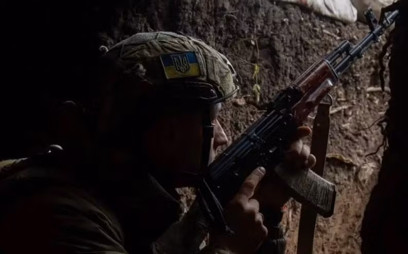 Còn Tổng thống Nga Vladimir Putin cho rằng, nỗ lực phản công của Quân đội Ukraine nhằm chọc thủng tuyến phòng ngự của Nga bờ nam sông Dnieper và đưa quân đến làng Krynki vì mục đích chính trị hơn là mục tiêu quân sự. 