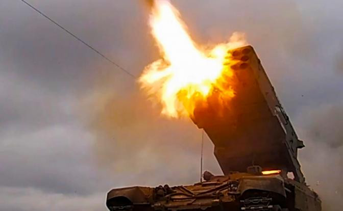 Với sự chỉ điểm 24/24 của UAV trinh sát, pháo binh Nga bắn phá liên tục vào đầu cầu Krynki; ngoài ra, trong những ngày gần đây, khi thời tiết bắt đầu tốt lên, Không quân Nga bắt đầu ném bom trở lại cả hai bên khu vực bờ sông.