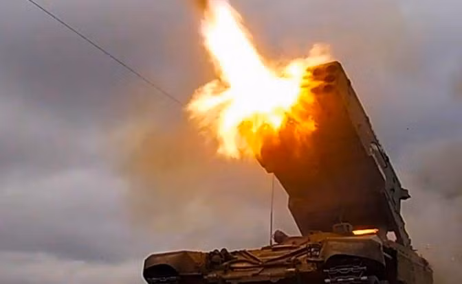 Với sự chỉ điểm 24/24 của UAV trinh sát, pháo binh Nga bắn phá liên tục vào đầu cầu Krynki; ngoài ra, trong những ngày gần đây, khi thời tiết bắt đầu tốt lên, Không quân Nga bắt đầu ném bom trở lại cả hai bên khu vực bờ sông.