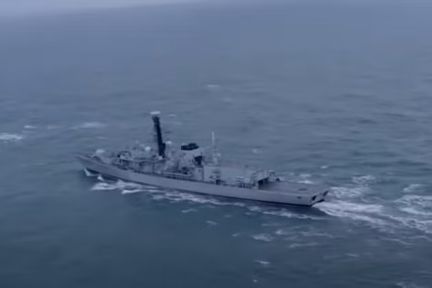 Cũng liên quan đến tàu ngầm Nga, sau khi có thông tin một tàu ngầm hạt nhân không rõ danh tính của Nga, đã đâm vào mảng sonar được kéo của khinh hạm HMS Northumberland của Anh, Bộ Quốc phòng Anh đã xác nhận sự việc này và thông báo một số chi tiết về vụ việc.