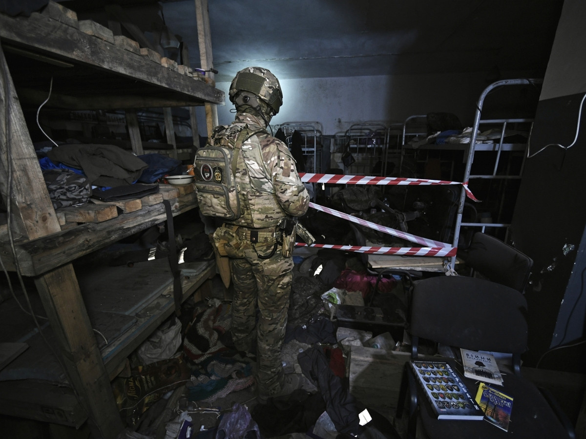 Thứ hai, sau khi xung đột nổ ra giữa hai bên, một lượng lớn vật chất đã được tích trữ trong pháo đài dưới lòng đất tại Nhà máy thép Azovstal. Phía Ukraine chỉ cần "đánh du kích" để cầm chân quân Nga, việc này khiến quân Nga gặp khó khăn và tỷ lệ thành công cao hơn.