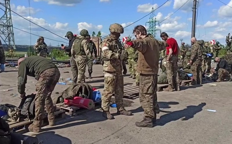 Ngoài ra chỉ huy Tiểu đoàn Azov còn sử dụng thường dân làm con bài thương lượng cho các giao dịch. Một loạt biện pháp này đã gây ra sự lên án quốc tế và khiến hình ảnh quốc gia của Ukraine giảm mạnh.