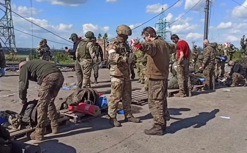 Ngoài ra chỉ huy Tiểu đoàn Azov còn sử dụng thường dân làm con bài thương lượng cho các giao dịch. Một loạt biện pháp này đã gây ra sự lên án quốc tế và khiến hình ảnh quốc gia của Ukraine giảm mạnh.