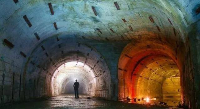 Ngay cả một số phương pháp như bơm nước và xông khói của quân Nga cũng không thể lùa quân Ukraine cố thủ dưới pháo đài ngầm Azovstal ra hàng. Điều này tương đương với việc Quân đội Nga không có khả năng tấn công pháo đài ở một mức độ nhất định.