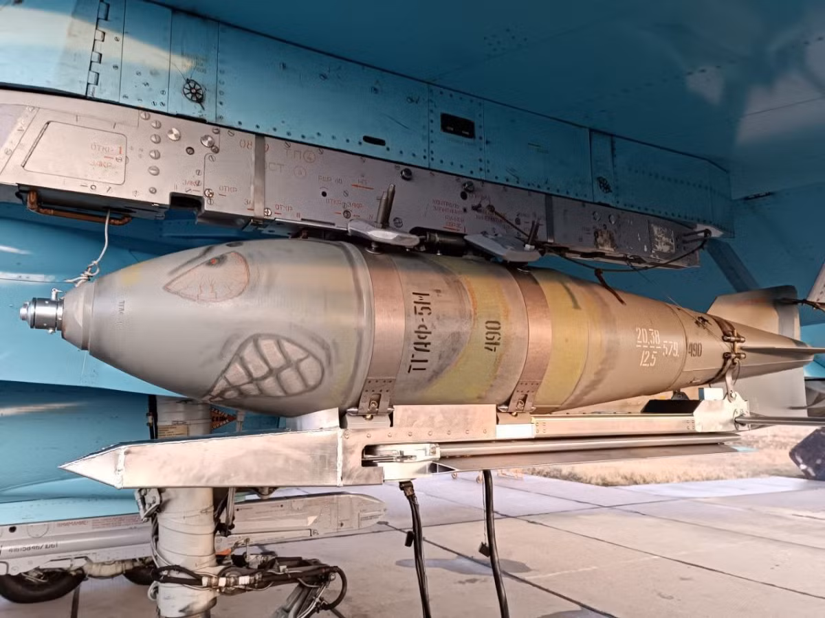 Quân đội Nga cũng thừa nhận việc họ dùng những chiếc chiến đấu cơ Su-35 thả những quả bom lượn có điều khiển xuống khu vực. Ông Yuriy Ignat thừa nhận, đây là một mối đe dọa mới, mô tả những gì đang xảy ra là “những quả bom 500 kg bay xa hàng vài chục km…”. 