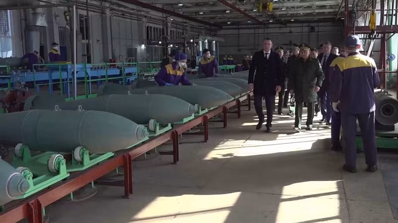 Theo người phát ngôn của Không quân Ukraine, sau chuyến thăm gần đây của Bộ trưởng Quốc phòng Nga Sergei Shoigu tới một trong những doanh nghiệp sản xuất loại bom hạng nặng này. Nhiều khả năng những quả bom này cũng sẽ được lắp cánh lượn và và hệ thống định vị vệ tinh GLONASS.