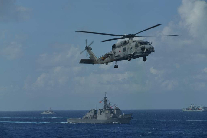 Với sự phát triển của thương mại hàng hải, các tuyến đường thủy của Biển Đông ngày càng trở nên nhộn nhịp hơn, và các tàu như tàu thăm dò dầu khí ngoài khơi và tàu ngầm nước sâu hoạt động vào ban đêm, đã và đang làm thay đổi bản chất của việc đi biển.