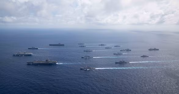 Môi trường dưới đáy biển ở Biển Đông rất phức tạp, với nhiều bãi đá ngầm, bãi cạn và xác tàu đắm ở khắp mọi nơi. Tàu đánh cá cũng thường xuyên gặp nạn, giàn khoan dầu không rõ nguồn gốc cũng là một rủi ro đặc biệt.