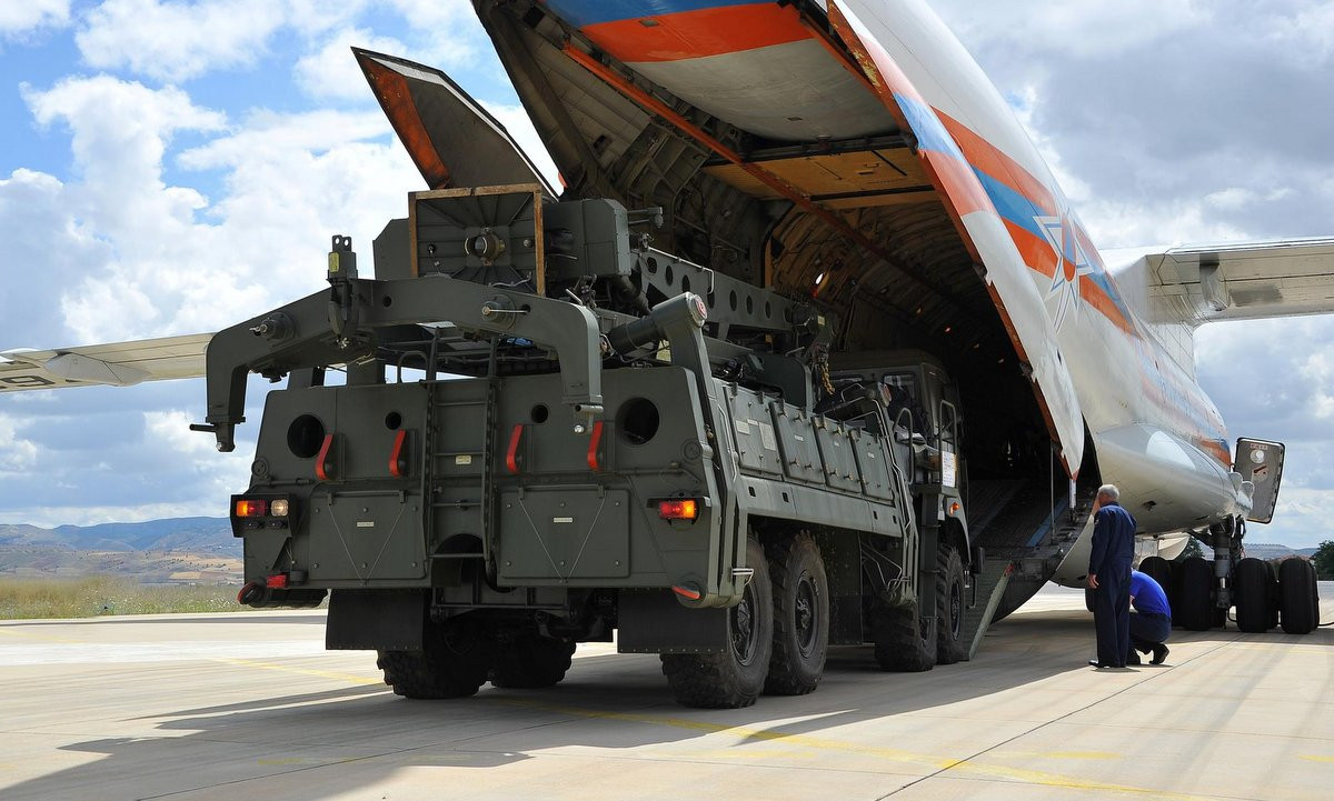 Ngay sau khi nhận được tổ hợp phòng không S-400 Triumph chính thức đầu tiên (theo hợp đồng ký năm 2017) từ Nga, người Thổ Nhĩ Kỳ đã tổ chức một cuộc thử nghiệm chiến đấu thực tế nhất, mà theo cách nói của họ, là “người Nga không thể đủ khả năng"; hay chính xác hơn là không có điều kiện.