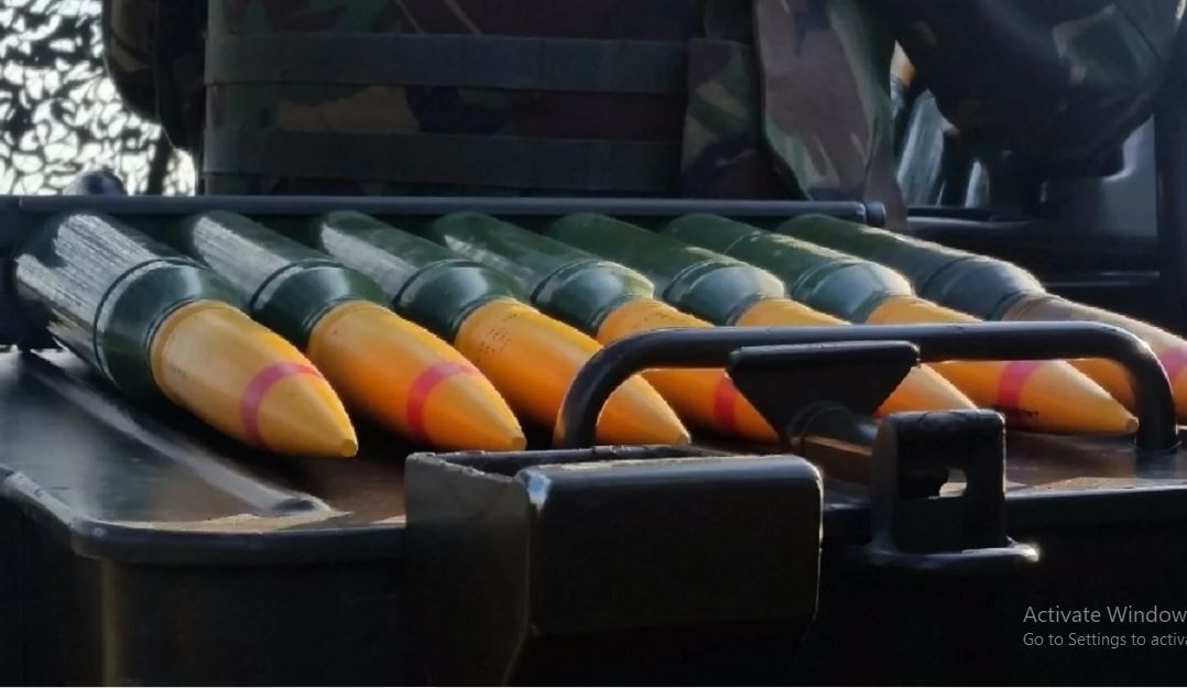 Hiện Mỹ và NATO đã mất hầu hết năng lực sản xuất xe tăng và pháo binh trong quá trình phi công nghiệp hóa và di dời công nghiệp nặng sang các nước đang phát triển. Mặc dù Nga đã làm tốt hơn Mỹ và NATO, nhưng ngành công nghiệp quân sự của nước này đã sa sút nghiêm trọng so với thời kỳ Xô Viết.