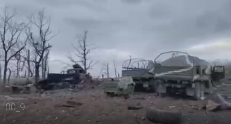 Đoạn video cho thấy, các xe kéo pháo của quân đội Ukraine bị phá hủy bởi cuộc pháo kích, cũng như các khẩu pháo D-30 bị hư hại và phá hủy một phần; qua video thấy có ít nhất 14 khẩu pháo D-30, được bố trí trên khu vực trận địa này.