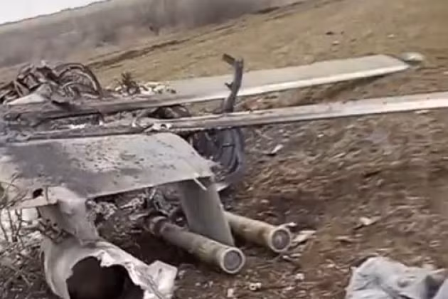 Điều thu hút sự chú ý, đây là chiếc trực thăng mang tên lửa chống tăng dẫn đường; mặc dù thân trực thăng bị cháy rụi, nhưng 2 quả tên lửa không bị hư hại gì.