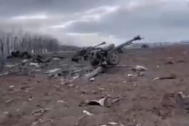 Truyền thông Nga vừa đăng tải đoạn video về một trận địa lựu pháo 122mm D-30 của Quân đội Ukraine, đã bị hỏa lực của Quân đội Nga phá hủy hoàn toàn. Đoạn video được cho là quay ở khu vực gần Nikolaev.