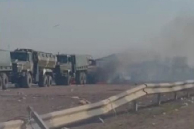 Còn cư dân vùng Kherson đã thấy một đoàn xe quân sự rất lớn, đã bị phá hủy trên đường cao tốc, gần thành phố Kherson. Trong số các thiết bị bị phá hủy có xe tải quân sự, xe chiến đấu bộ binh (BMP), xe chở quân bọc thép, v.v.