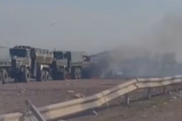 Còn cư dân vùng Kherson đã thấy một đoàn xe quân sự rất lớn, đã bị phá hủy trên đường cao tốc, gần thành phố Kherson. Trong số các thiết bị bị phá hủy có xe tải quân sự, xe chiến đấu bộ binh (BMP), xe chở quân bọc thép, v.v.