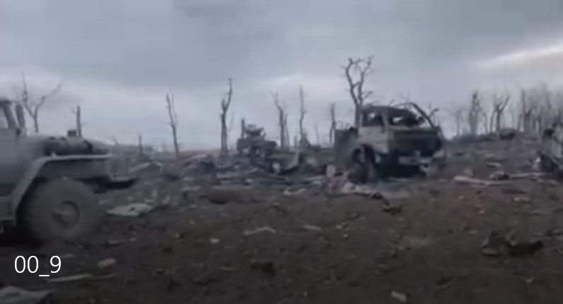 Còn cách đây vài giờ, trên mạng xã hội xuất hiện một đoạn video cho thấy, một chiếc trực thăng tấn công đa năng Mi-24 (chưa rõ của phe nào), đã bị tên lửa phòng không bắn rơi.