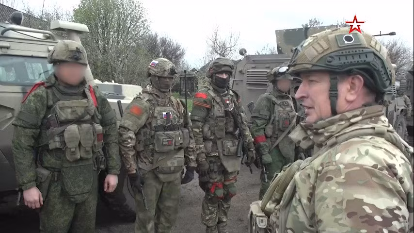 Khodakovsky cũng cho rằng, trong điều kiện xung đột quy mô lớn, nên sử dụng các phương pháp quản lý đặc biệt, chống khủng hoảng. Điều này còn áp dụng cho tất cả các lĩnh vực, bao gồm cả nền kinh tế, vì năm tới sẽ khó khăn, nên nước Nga cần có sự chuẩn bị.