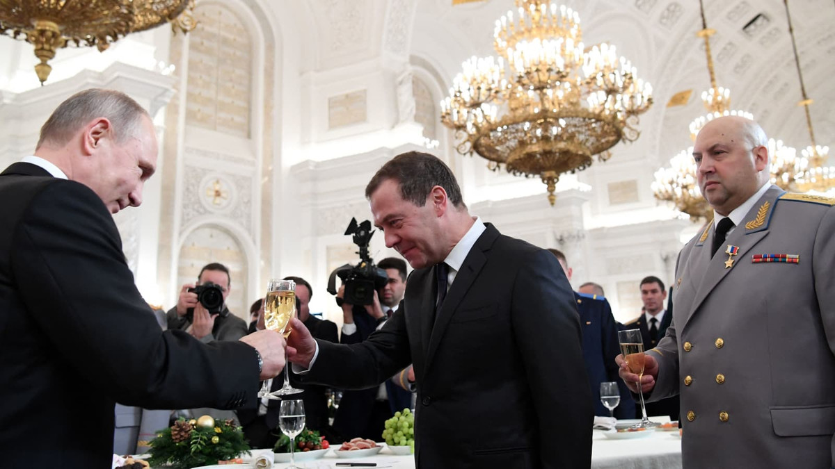 Theo nhận xét của Khodakovsky, nếu việc thay chỉ huy là hiệu quả, thì điều này là tốt; nhưng hãy nhìn thực tế khách quan từ chiến trường chứ không phải là các nhận xét từ những hội nghị.