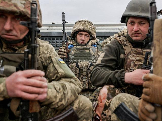 Vì hai thế lực lớn là Mỹ và Châu Âu đang bận rộn với cuộc chiến thương mại, nên thế trận của quân đội Ukraine (AFU) trên chiến trường, đương nhiên không mấy khả quan. Do đó, nhìn vào diễn biến tình hình chiến sự những ngày qua, có ba điểm đáng chú ý: